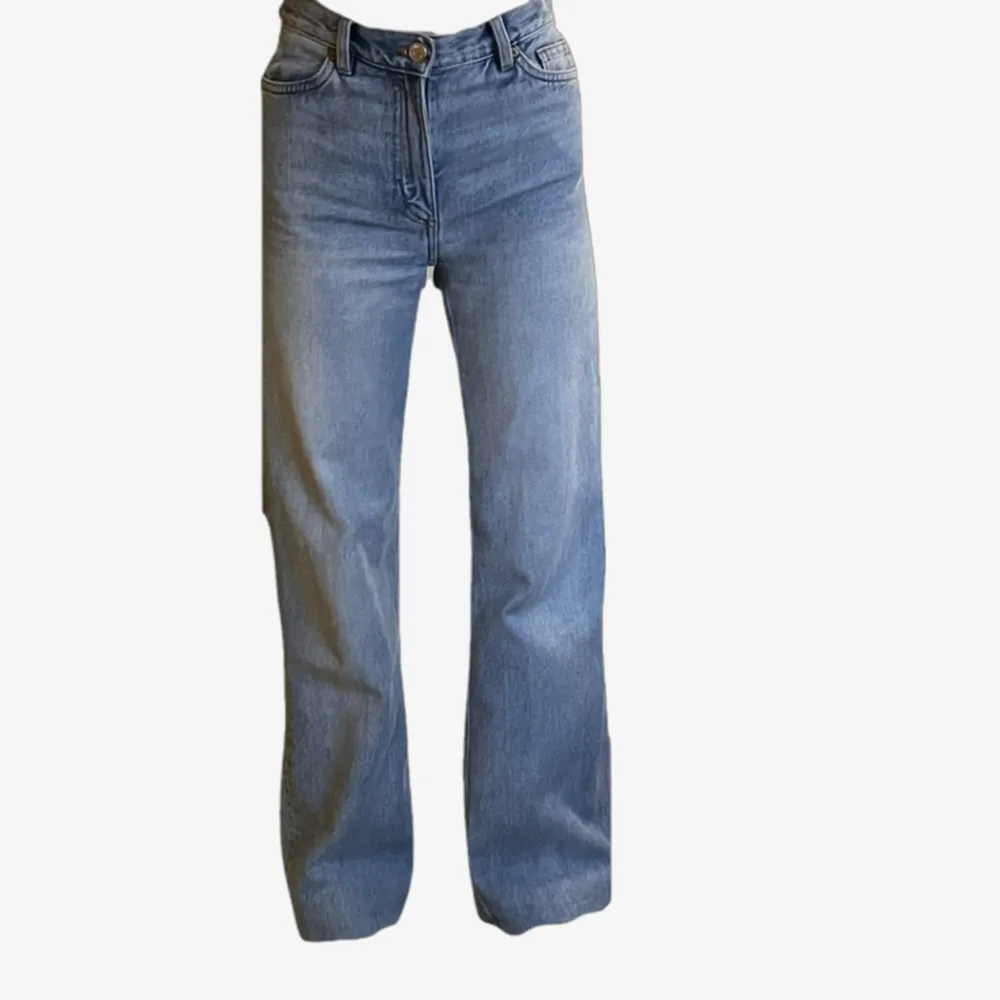 Vida jeans från Monki i storlek 24. Jeans & Byxor.