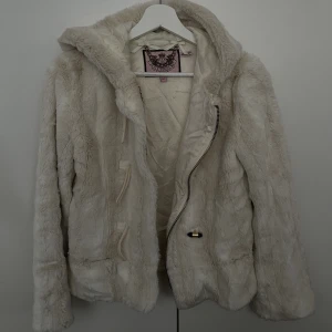 Juicy Courure jacka - 1 ”hake” har ramlat av men den är superfin ändå, därav det billiga priset. Man tänker inte alls på det när den är öppen. Fakepäls. Storlek M men passar XS och S jättebra också.