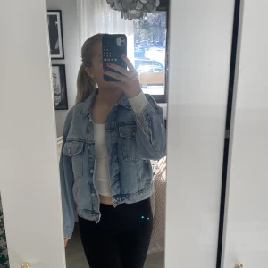 Jeansjacka  - Jätte fin jeansjacka ifrån mango, säljer då den inte kommer komma till användning av mig. Super bra skick 😊