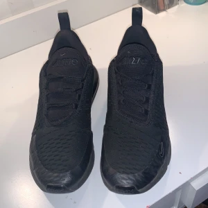 Nike skor 270 - Bra skick i strl 40  Andvänt fåtal gånger  Pris kan diskuteras  Om ni har fler frågor så Äre bara höra av sig