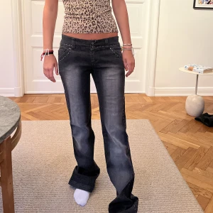 Jeans!  - Snygga jeans men coola detaljer!😍😍 MIDJEMÅTT: 81cm INERBENSLÄNGD:90cm