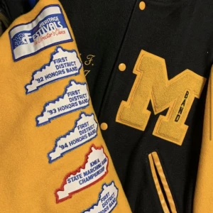 Varsity Jacka - Varsity jacka som är äldre än mig och alla på denna app dvs 31år gammal. Riktigt bra skick! Köpt av en vän vars kusin bar den i Kentucky. Patches beskriver sig själva.  L i herrstorlek men sitter som M. En riktig GEM.