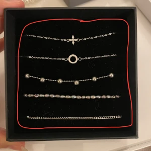 Armband - Köp av flera smycken prioriteras. Skick kan variera så fråga gärna om bild eller info. Priser: RÖD: 15kr GRÖN: 20kr Har fler annonser med smycken så kolla gärna in dem🥰🥰