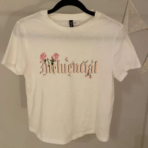 T-shirt från hm stl xs - T-shirt från hm stl xs med tryck