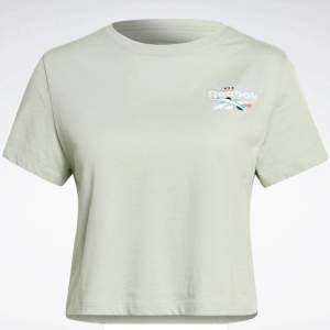 Training Essentials Graphic T-Shirt Storlek : Medium  100,- 
