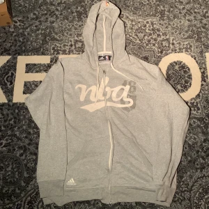 Nba Hoodie  - Vintage Hoodie. Nba x Adidas. Fint skick. Fina detaljer.