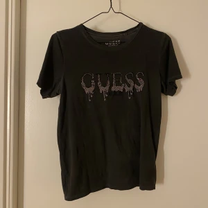 Guess T-shirt  - En T-shirt från guess med stenar köpt i london. Bra skick!