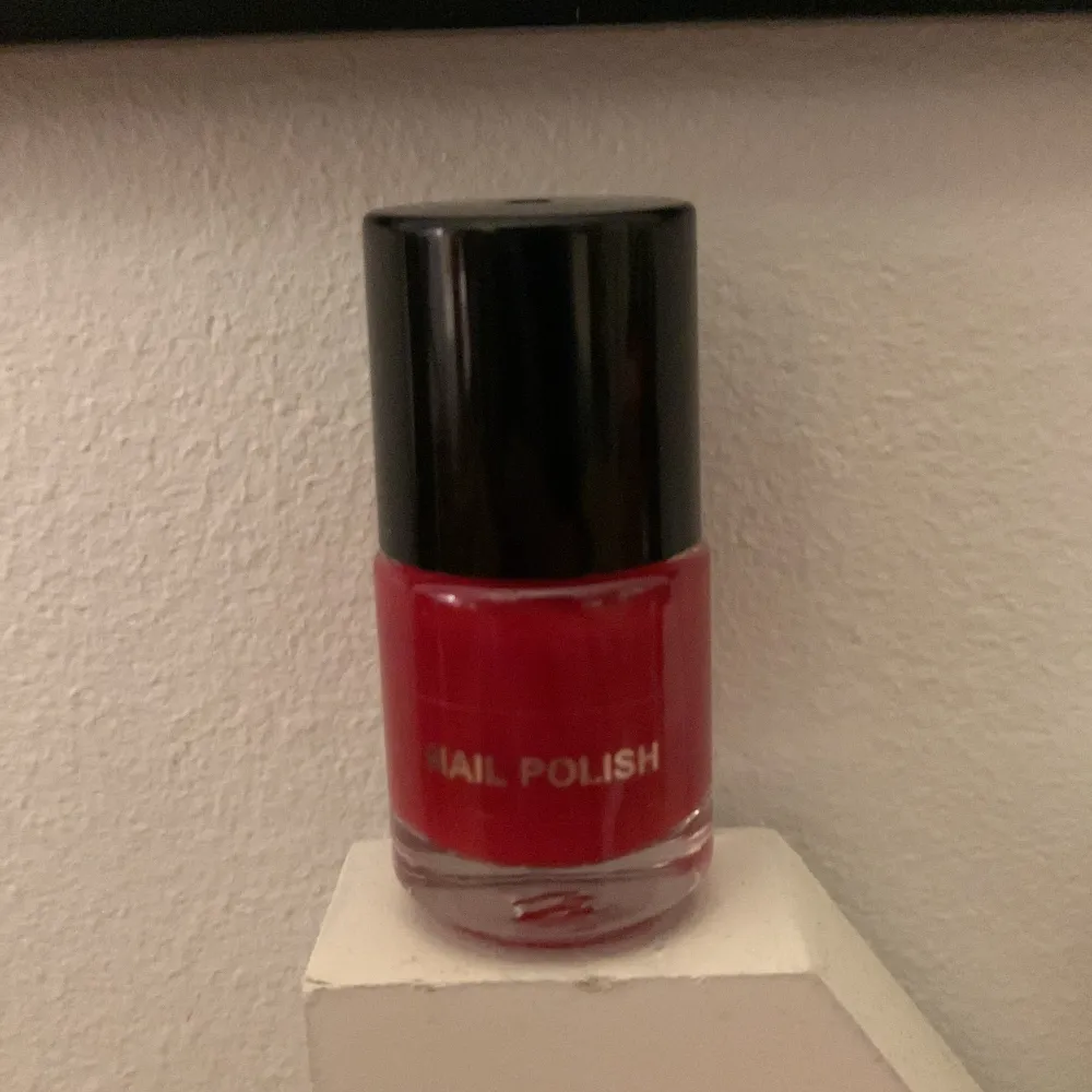 Säljer nu detta superfina röda nagellack ❤️ Aldrig använt och har inga skador 💗 Pris kan diskuteras💓. Muu.