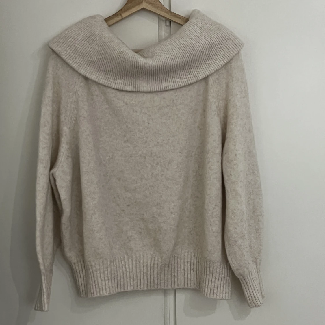 Stickad off-shoulder - 90