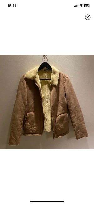 Jacka - Snygg jacka med fluffig päls inuti. Om du har fler frågor skriv gärna till mig:)) 3 FÖR 2 PÅ ALLT I MIN PROFIL!!