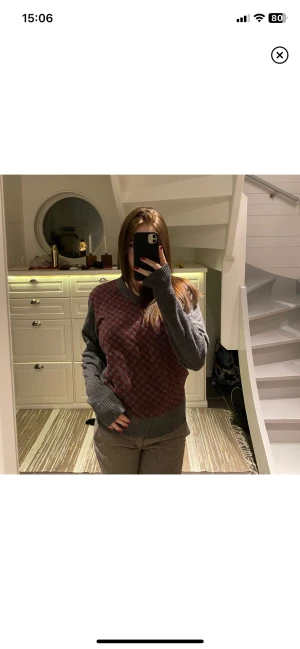 Stickad tröja - Säljer denna fina stickade tröjan.  Om du har fler frågor skriv gärna till mig:)) 3 FÖR 2 PÅ ALLT I MIN PROFIL!!