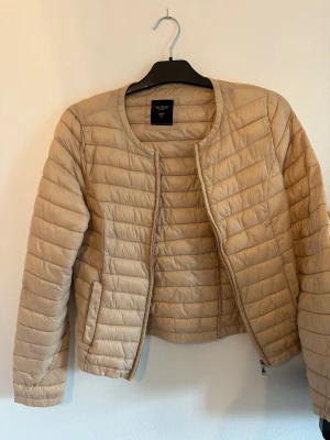Jacka från guess - Bomullsjacka från guess. Använt skick. Beige men ganska rosa i tonen.