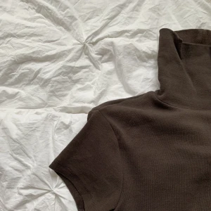 T-shirt med polokrage - Brun tajt t-shirt med polokrage. Väldigt stretckigt material och fint skick🤍
