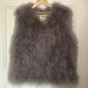 Feather vest  - Säljer denna jättesöta fjädervästen från pellobello då den inte används. Färgen är ljust lila och den har seamless fickor på bägge sidor. Det är äkta fjädrar och västen är i fint skick. ☺️💕andra bilden är från internet, där ser man färgen bättre. 