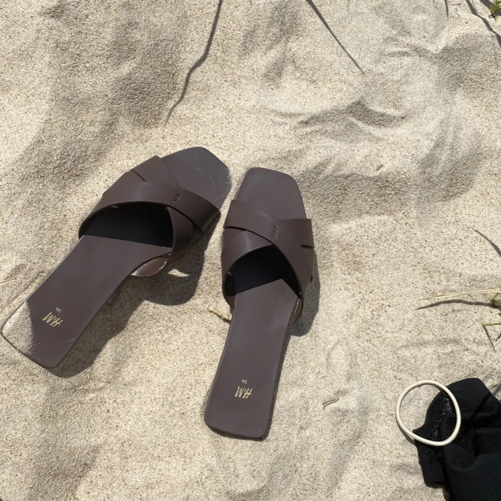 Bruna strand tofflor från hm! Köpta i somras och använda spar samt. Skor.