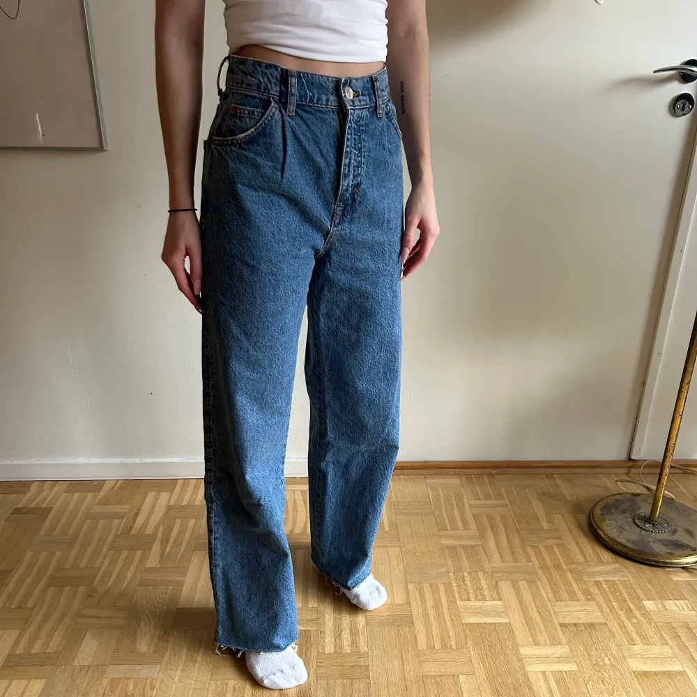 Blå vida jeans från pull&bear som jag använt ett fåtal gånger. Strl 32, köpta för 499 säljer för 250. Jeans & Byxor.