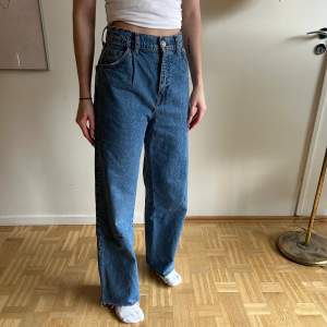 Blå vida jeans från pull&bear som jag använt ett fåtal gånger. Strl 32, köpta för 499 säljer för 250