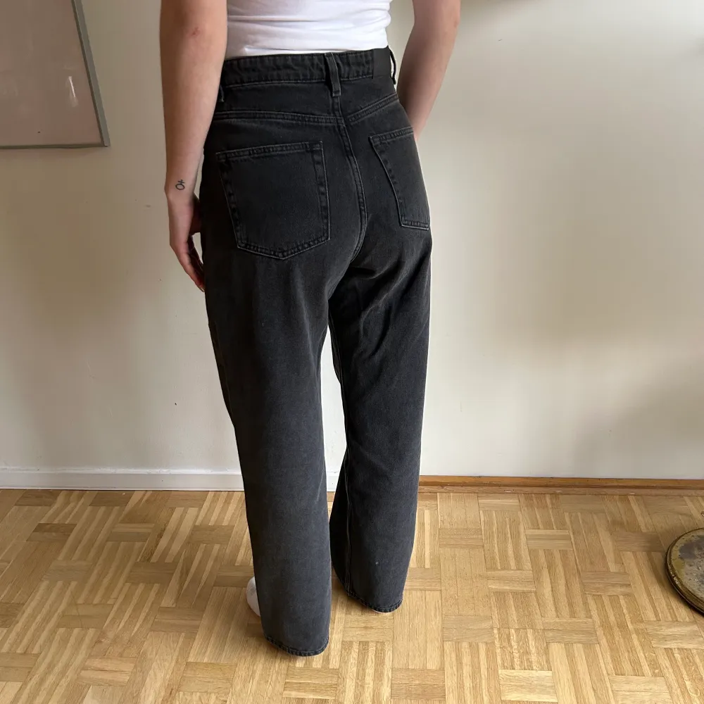Svarta vida jeans från monki i strl 25, oanvända pga för stora tyvärr. Köpta för 400 säljer för 200. Jeans & Byxor.
