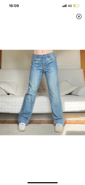 Baggy Jeans - Säljer dessa coola Baggy jeans i storlek W32, dock passar de ungefär storlek 38/40. 86cm midja och 80cm innerbenslängd❤️ Jag på bilderna är 172cm lång och brukar bära storlek 38💕