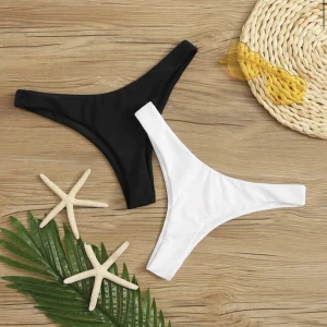 Bikini trosor  - Säljer dessa bikini trosor i svarta och vita då dom är för små. Köpta på SHEIN och är helt oanvända! Säljer båda för 50kr🤍🖤