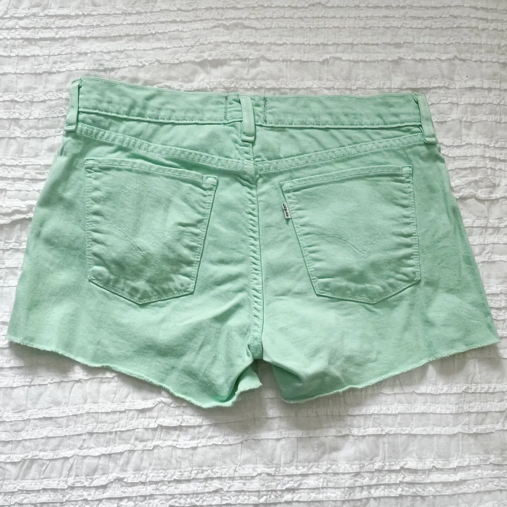 Ett par jeansshorts från Levi’s, använda fåtal gånger och i bra skick. Storlek 6 (W28). Shorts.