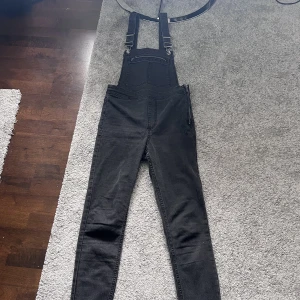 snickarbyxor (jeans) - Ett par schyssta snickarbyxor i storlek 36 (kvinnostorlek). Pris kan självklart diskuteras!! 
