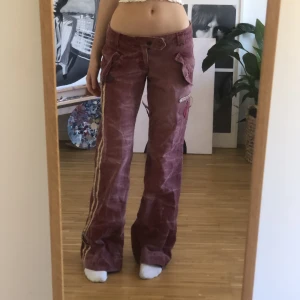 Lågmidjade 2000s byxor  - Så coola byxor köpta secondhand! Knappen längst ut är tyvärr sönder som ni kan se på bilderna men i övrigt i gott skick! Jag är XS och 170 cm, möts i uppsla eller så står köpare för frakt😊