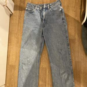 Snygga straight leg jeans från weekday. En liten fläck på benet som syns på andra bilden💗