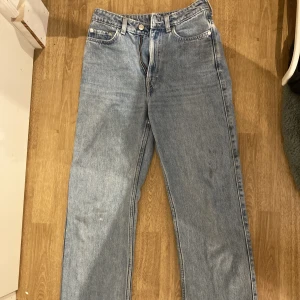 Rowe jeans - Snygga straight leg jeans från weekday. En liten fläck på benet som syns på andra bilden💗