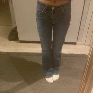 Blåa jeans  - Ett par jättefina blåa jeans från Gina. Har bara använt dem ett par gånger❤️Super fina jeans säljer dem för att dem inte kommer så mycket till användning ❤️