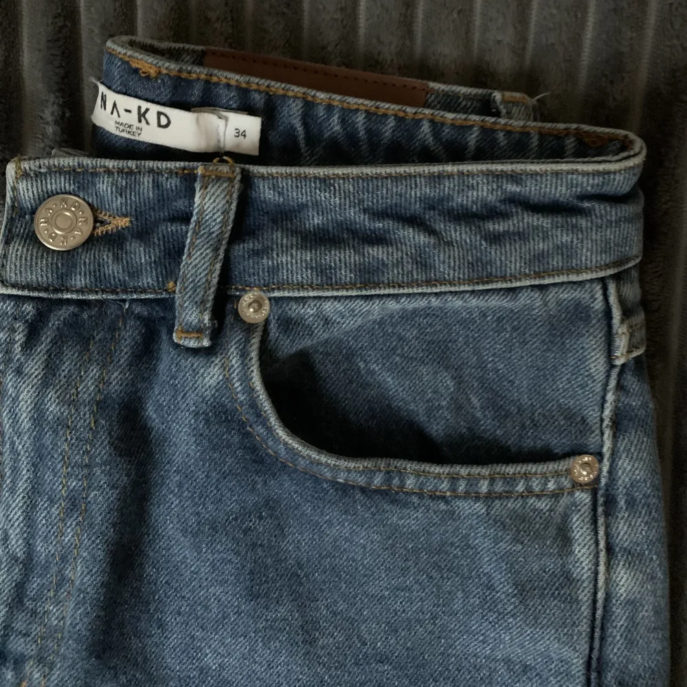 Jeans från NA-KD i mörk tvätt💙  Använda fåtal gånger . Jeans & Byxor.