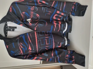 Sport tröja  - Sport Adidas tröja, bredd, kort med långa armar. Använd bara några gånger. Storlek XS