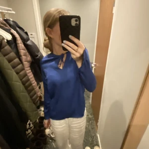 Blus  - Säljer denna super fina blå blusen från hm💗 den är lite glansig i tyget och fin kungsblå färg💗