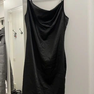 Klänning  - Klänning från SHEIN, storlek M. Aldrig använd! Kan skickas, köparen står för frakten🥰