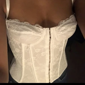 Vit korsett  - Vit korsett, helt ny
