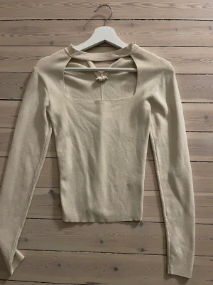 Zara tröja  - Säljer den populära zara tröjan, då den inte används! Jättebra skick då den bata är använd två gånger!