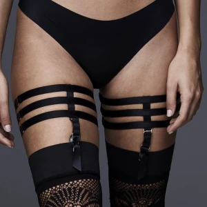 Suspender cuffs hunkemöller  - Svarta suspender cuffs från hunkemöller private collection, Onesize då de har spännen man justerar storleken med. Använda en gång.