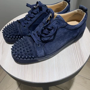 Christian Louboutin  - Christian Louboutin i bra skick! Storlek 42 men sitter mer som 43or. Fortfarande i bra skick och väldigt fräscha