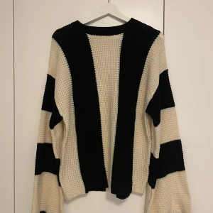 Stickad tröja  - Randig tunn stickad tröja! Med vida armar! 