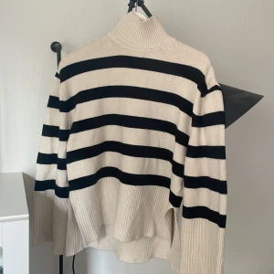 stickad tröja  - Tröjan är från Bikbok och typ änvänd 3 gånger. 