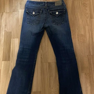 True religion jeans - True religion jeans🦭.// storlek 27🐋.// skick 9/10🐠.// lågmidjade och flaired🌷.// bara att höra av sig med fler frågor/bilder🥰.\\