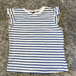Volang topp - Helt oanvänd. Mörk blå randig. Väldigt stretch i