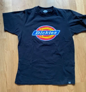 Dickies T-shirt st S - Klassisk svart tisha från Dickies st S. Knappt använd, som ny !  Djur och rökfritt hem.