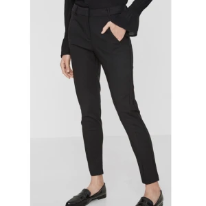 Byxa Victoria S/30 - Kostymbyxa, modell Victoria. Aldrig använda, lappen kvar. Modellen har detaljsömmar över benet, sneda detaljfickor fram, raka detaljfickor bak, hällor för skärp. Hank och knapp i midjan. Googla på VeroModa 10180484 😍