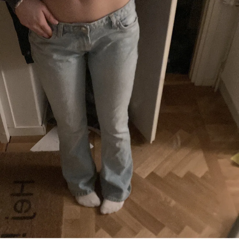 Superfina lågmidjade jeans från zara som slutats säljas. De är tyvärr för stora för mig och har därav inte hunnit användas så mycket och är i bra skick 💓 frakten är ink i priset💓. Jeans & Byxor.