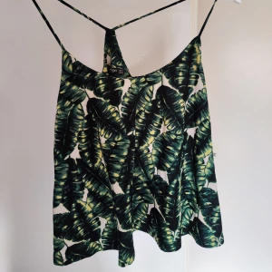 Topp - Somrigt linne ifrån Mango. Använt ca 2 gånger ☺️