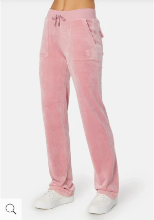 Juicy byxor  - Säljer nu mina Juicy byxor som är i superfint skick! Säljer pga att de inte kommer till användning för att de är för långa, de är även lite stora på mig De är strl XL i färgen Zephyr! Mer egna bilder kan fixas vid intresse