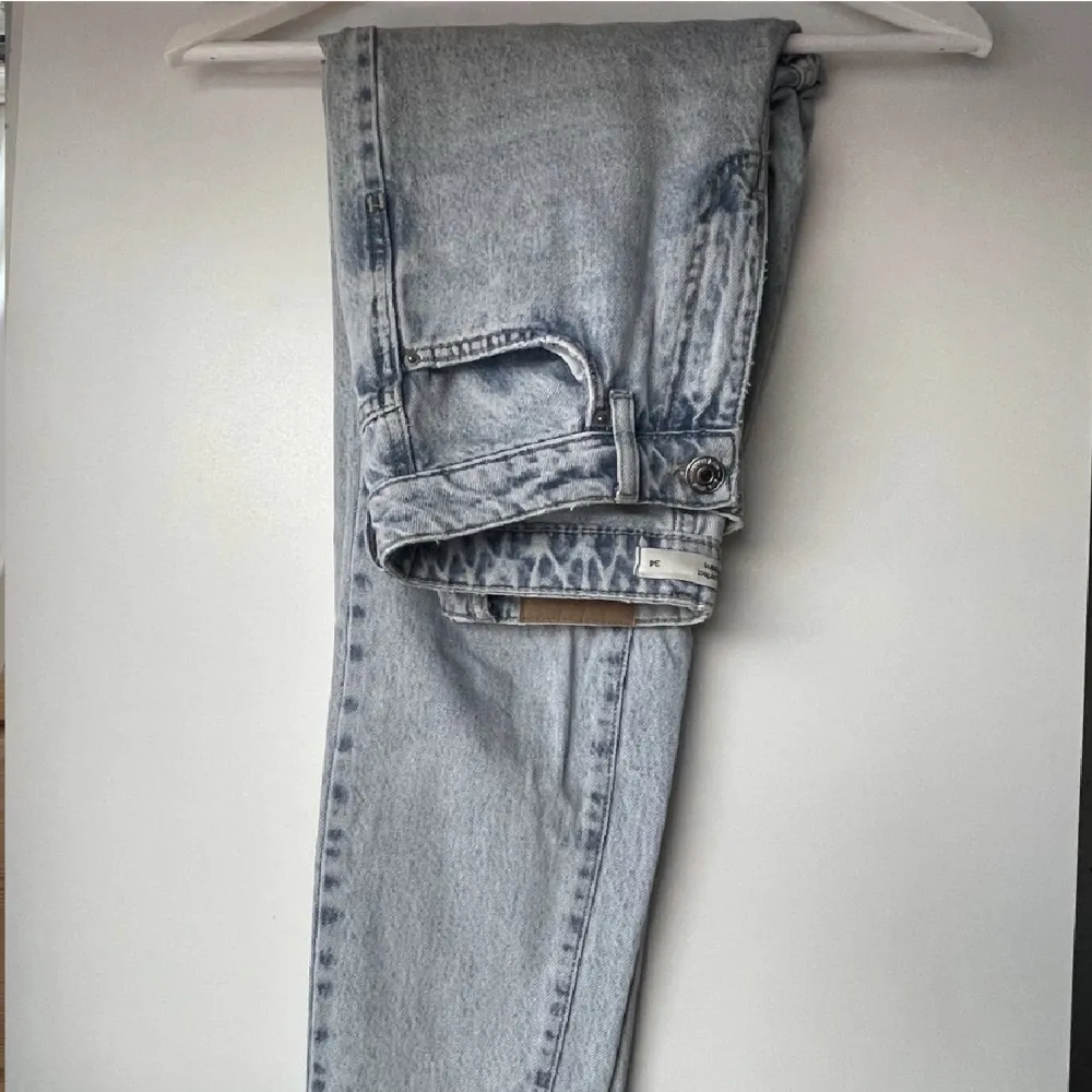 Ljusblå Dagny jeans från GinaTricot i storlek 34. Bra skick. Är 173cm lång.. Jeans & Byxor.