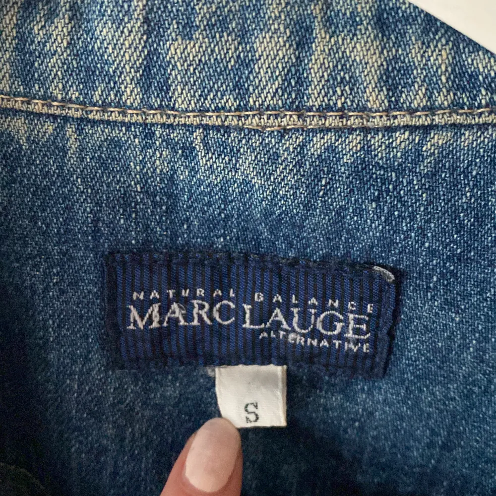 Assnygg jeansjacka i strl s. Från märket Marc Lague. Jackor.