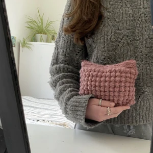 Virkad necessär  - Egengjord necessär med foder 💕mått: ca 16x21 cm. Skriv privat vid köp💖💖